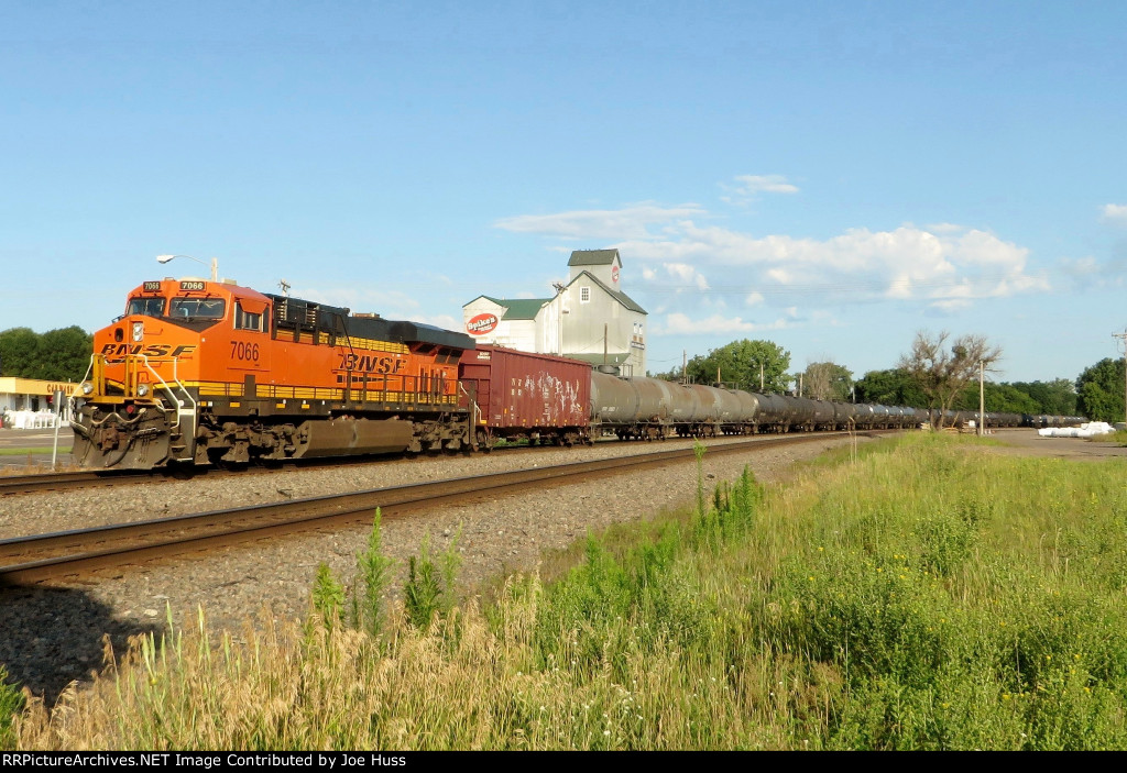 BNSF 7066 DPU